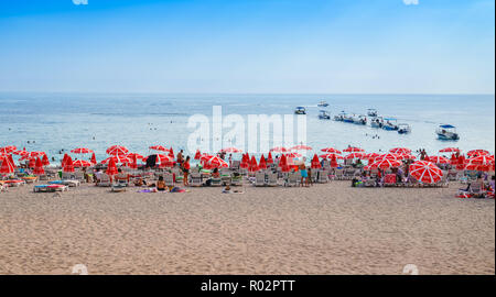 Fethiye, Marmaris/Türkei - 19. August 2018: Leute genießen am Meer in Oludeniz Beach Stockfoto