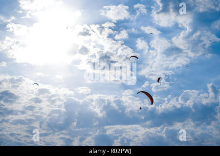 Fethiye, Marmaris/Türkei - 19. August 2018: Die Ansicht von unten auf das Tandem Paraglider auf Sky. Stockfoto