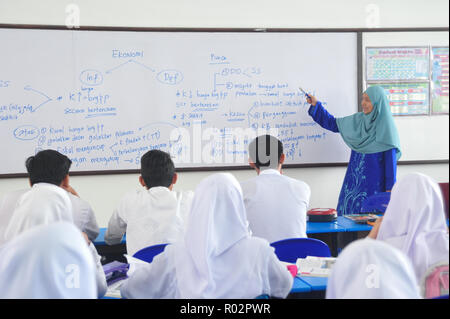 Kota Kinabalu in Sabah Malaysia - Mar 1, 2018: Junge malaysischen Teilnahme an weiterführenden Schule in Tuaran Sabah. Malaysische Regierung, die kostenlose Erziehung Stockfoto