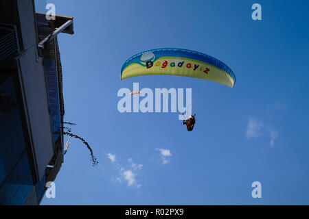 Fethiye, Marmaris/Türkei - 19. August 2018: Die Ansicht von unten auf das Tandem Paraglider auf Sky. Stockfoto