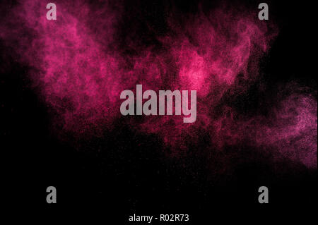Abstrakt rot und rosa Farbe Holi. Abstrakt rot und rosa Pulver Explosion auf schwarzen Hintergrund. Stockfoto