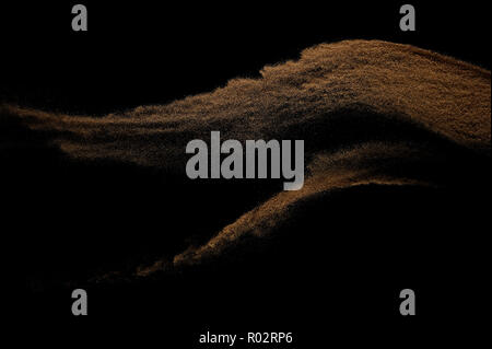 Sandy wave auf schwarzem Hintergrund isoliert. Abstrakte Sanddüne. Stockfoto