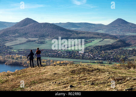 Zwei Wanderer blicken auf die Landschaft des Elbtals und des Mittelböhmischen Gebirges, Ceske Stredohori, Tschechische Republik Landschaft Stockfoto