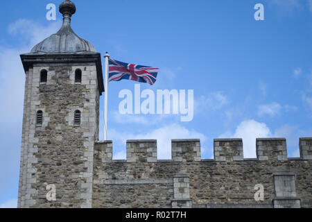 Union Jack Flagge auf der White Tower im Tower von London. Stockfoto