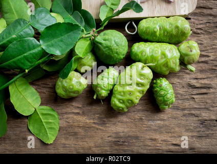 Frische noni Frucht auf alten Holztisch Stockfoto