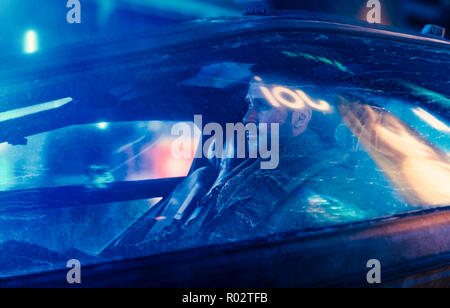 'K' (Ryan Gosling) in seinem fliegenden Auto von Blade Runner 2049 (2017) unter der Regie von Denis Villeneuve. Eine Fortsetzung der 1982 classic Set 30 Jahre später, in dem ein neuer Blade Runner deckt ein Geheimnis. Stockfoto