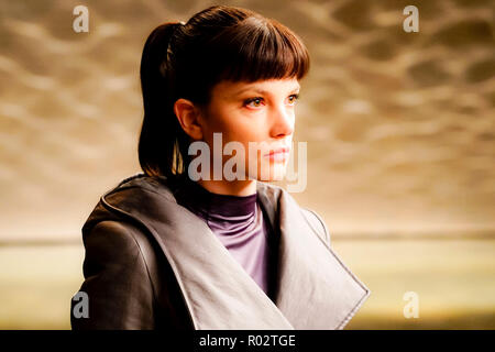 Luv (Sylvia Hoeks) Nexus-9 Modell Replicant und Assistent Niander Wallace von Blade Runner 2049 (2017) unter der Regie von Denis Villeneuve. Eine Fortsetzung der 1982 classic Set 30 Jahre später, in dem ein neuer Blade Runner deckt ein Geheimnis. Stockfoto