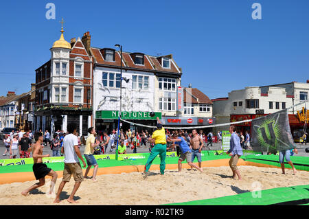 Beachvolleyball statt an der Marine Parade in Southend On Sea, Essex, Großbritannien während der Airshow der Stadt, über die vorübergehende Sandplatz Stockfoto