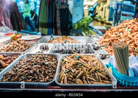 Gebratene Insekten auf den Straßen von Bangkok, Thailand Stockfoto