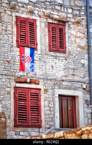 Kroatische Flagge unter roten Fensterläden Fenster in Sibenik Kroatien. Stockfoto