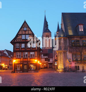 Marktplatz der Stadt Quedlinburg am blauen Stunde Stockfoto