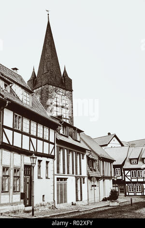 Straße mit Fachwerkhäusern und's Tower chreckensturm" in der Altstadt von Quedlinburg in Schwarzweiß Stockfoto