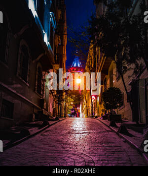 Blick auf alte Gasse mit der Galata Turm namens Christus Turm von GENUESISCHEN einen berühmten mittelalterlichen Sehenswürdigkeiten Architektur in Istanbul, Türkei. Stockfoto
