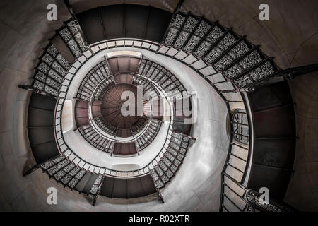 Jagdschloss Granitz, kreisrunde Treppenaufgang, Binz, Insel Rügen, Deutschland | Jagdschloss Granitz, eiserne Wendeltreppe, Binz, Insel Rügen Stockfoto