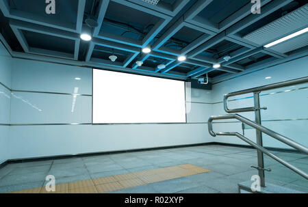 Leere Plakatwand in der U-Bahn Station. leeren Plakat mit Erfolg und Werbung Konzept. Stockfoto