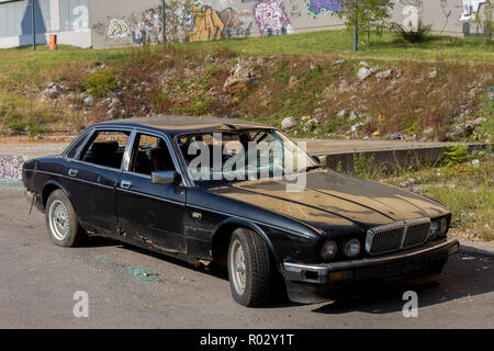 Verlassen auf der Straße Rusty Daimler Six/Jaguar XJR mit kaputter Windschutzscheibe Stockfoto