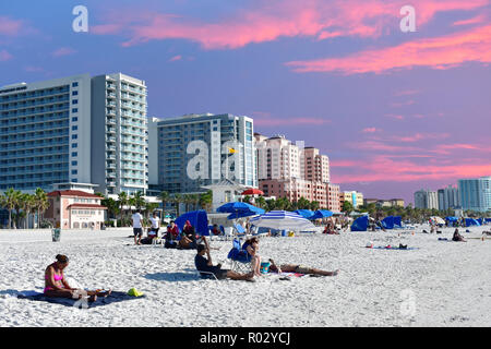 Clearwater Beach, Florida. Oktober 18, 2018 Leute am Strand bei Sonnenuntergang Hintergrund. Stockfoto
