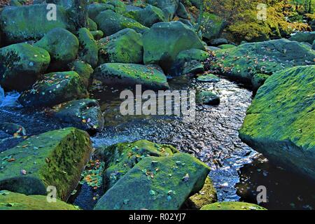 Glitzern und schroffe Felsen im Burbage Bach, padley Schlucht Wälder, in der Nähe von Grindleford, Derbyshire. Stockfoto