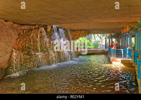 Wasserfall auf der Autobahn Überführung bei Bird Valley Park, Vallée des Oiseaux, im Zentrum von Agadir, Souss-Massa Provinz, Marokko, North West Afrika. Stockfoto