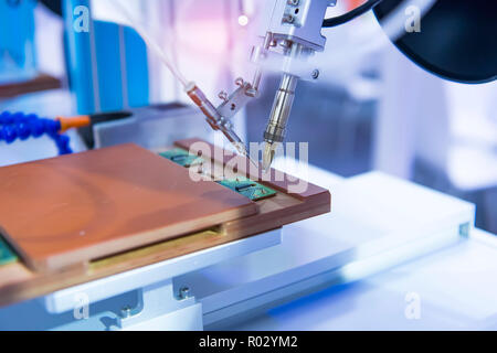 Lötkolben, Spitzen der Roboter für die automatische Punkt Löten für gedruckte und Montage Elektrische Platine (PCB) im Werk Stockfoto