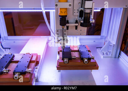 Lötkolben, Spitzen der Roboter für die automatische Punkt Löten für gedruckte und Montage Elektrische Platine (PCB) im Werk Stockfoto