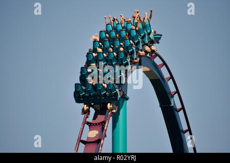 Orlando, Florida. Oktober 19, 2018 Leute genießen schwindelerregenden Aufstieg an Mako MarineTheme Rollercoasterat Seaworld Park. Stockfoto