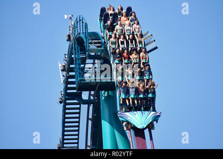 Orlando, Florida. Oktober 19, 2018 Menschen unterschiedlichen Alters begeistert und durch schnelle Abfahrt reiten Mako Achterbahn in Seaworld Freizeitpark erschrocken. Stockfoto
