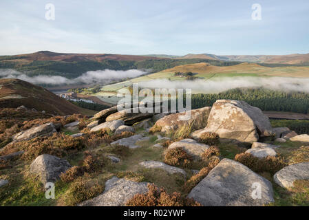 Misty Herbst morgen am Whinstone Lee Tor auf Derwent Kante im Peak District National Park, Derbyshire, England. Stockfoto