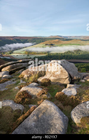 Misty Herbst morgen am Whinstone Lee Tor auf Derwent Kante im Peak District National Park, Derbyshire, England. Stockfoto