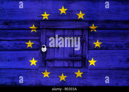 Gesperrt Europa, Schloss auf einem geschlossenen alte Holztür mit der Flagge der Europäischen Union gestrichen, ausgewählte konzentrieren Stockfoto