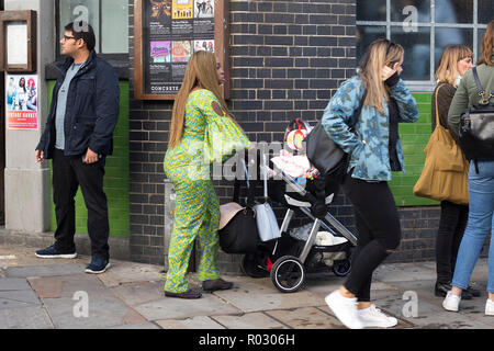 LONDON, ENGLAND - Oktober 12, 2018 Menschen Blumen kaufen an der Columbia Road Blumenmarkt. Diese Londoner principal Blumenmarkt ist jeden Sonntag geöffnet. Stockfoto