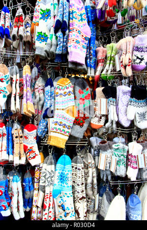 Woollen Handschuhe und Socken. Reiche Auswahl an Winter waren im Markt der jaremtsche. Sortiment an warme Kleidung. Kammgarn waren. Warme Winterkleidung Stockfoto