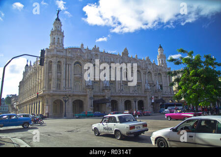 Havanna ist Kubas Hauptstadt dominiert spanischer Kolonialarchitektur. Die nationalen Capitol Building ist ein ikonischen Wahrzeichen aus dem Jahre 1920. Classic Cars... Stockfoto