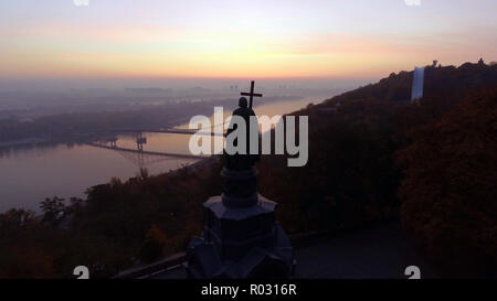 Luftaufnahme der Statue des hl. Wladimir im City Park. Kiew. Die Ukraine Stockfoto