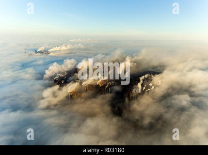 Industrielle Stadt Mariupol, Ukraine, im Rauch von industriellen Anlagen und Nebel im Morgengrauen. Stockfoto