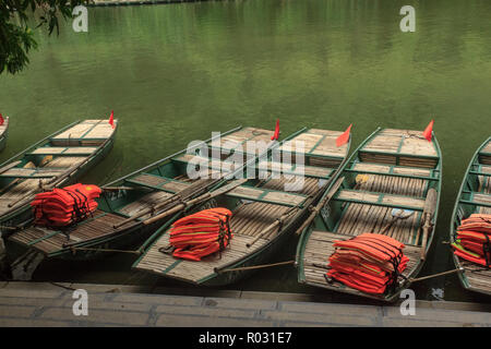 Boote aus Holz am Fluss in Ninh Binh, Vietnam Stockfoto