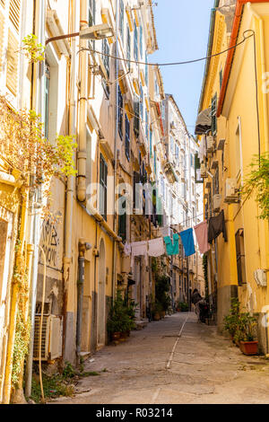 Korfu, Griechenland - 16.10.2018: Blick auf typische Gasse der Altstadt von Korfu, Griechenland Stockfoto