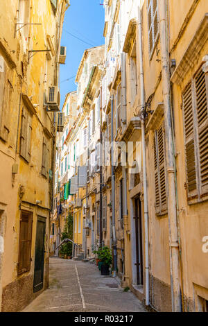 Blick auf typische Gasse der Altstadt von Korfu, Griechenland Stockfoto