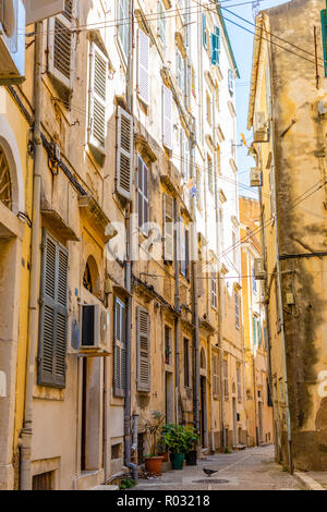 Blick auf typische Gasse der Altstadt von Korfu, Griechenland Stockfoto