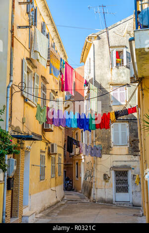 Blick auf typische Gasse der Altstadt von Korfu, Griechenland Stockfoto