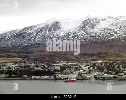 Luftaufnahme von Akureyri, der Stadt, die Hauptstadt der nördlichen Island, an einem bewölkten Tag des frühen Winter Stockfoto