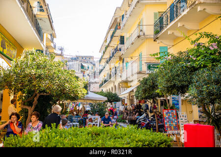 Korfu, Griechenland - 16.10.2018: Blick auf typische Gasse der Altstadt von Korfu, Griechenland Stockfoto