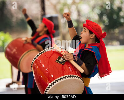 Okinawa/Japan - Oktober 9, 2018: Eisa-Tänzer und Trommler in Okinawa Welt folkloristischen Tanz Performance. Stockfoto