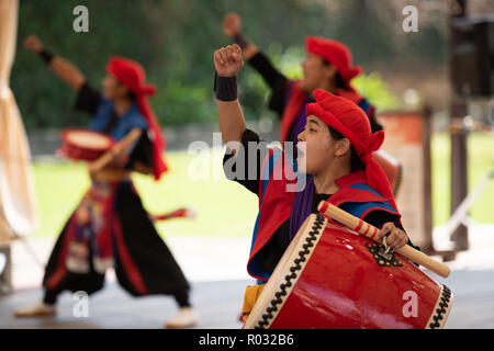 Okinawa/Japan - Oktober 9, 2018: Eisa-Tänzer und Trommler in Okinawa Welt folkloristischen Tanz Performance. Stockfoto