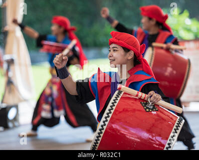 Okinawa/Japan - Oktober 9, 2018: Eisa-Tänzer und Trommler in Okinawa Welt folkloristischen Tanz Performance. Stockfoto