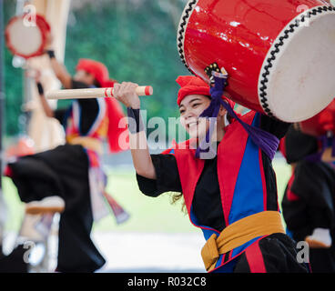 Okinawa/Japan - Oktober 9, 2018: Eisa-Tänzer und Trommler in Okinawa Welt folkloristischen Tanz Performance. Stockfoto