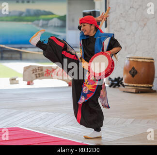 Okinawa/Japan - Oktober 9, 2018: Eisa-Tänzerin Schritte bis in Okinawa Welt folkloristischen Tanz Performance. Stockfoto