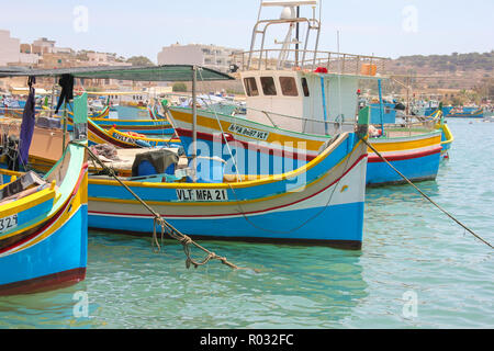 Marsaxlokk, Malta - Mai 2018: Schöne Aussicht auf Fischerdorf mit traditionellen eyed Boote luzzu im sonnigen Tag Stockfoto