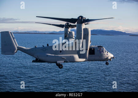 Eine MV-22 B Osprey führt den Flugbetrieb zu Vaernes Garnison, Norwegen, 26. Oktober, 2018. Marine Air Group 29 transportiert das Personal und die Geräte von der USS Iwo Jima (LHD7) zu einem etablierten Air Base in Norwegen um die Trident Zeitpunkt 18 Regelung von Manöver besser zu unterstützen. Das Flugzeug ist mit Marine Medium Tiltrotor Squadron 365, MAG-29. (U.S. Marine Corps Foto von Lance Cpl. Margaret Gale) Stockfoto