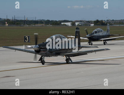 T-6 Texan IIs aus der Flugausbildung 559th Squadron und der 39 FTS nahm an einem "Elephant Walk" Oktober 26, 2018, Joint Base San Antonio-Randolph, Texas. Ein Elephant Walk ist allgemein als "Erscheinen der Kraft, "aber die Staffeln hier genannt in Verbindung mit ihrem Erbe zu erhalten. Weil die 559th FTS Spuren seine Abstammung zurück zur 81Th Bombardement Geschwader, das Führen von Flugzeugen ist in den Farben der B-25 bemalt s sie im Zweiten Weltkrieges flogen. Stockfoto